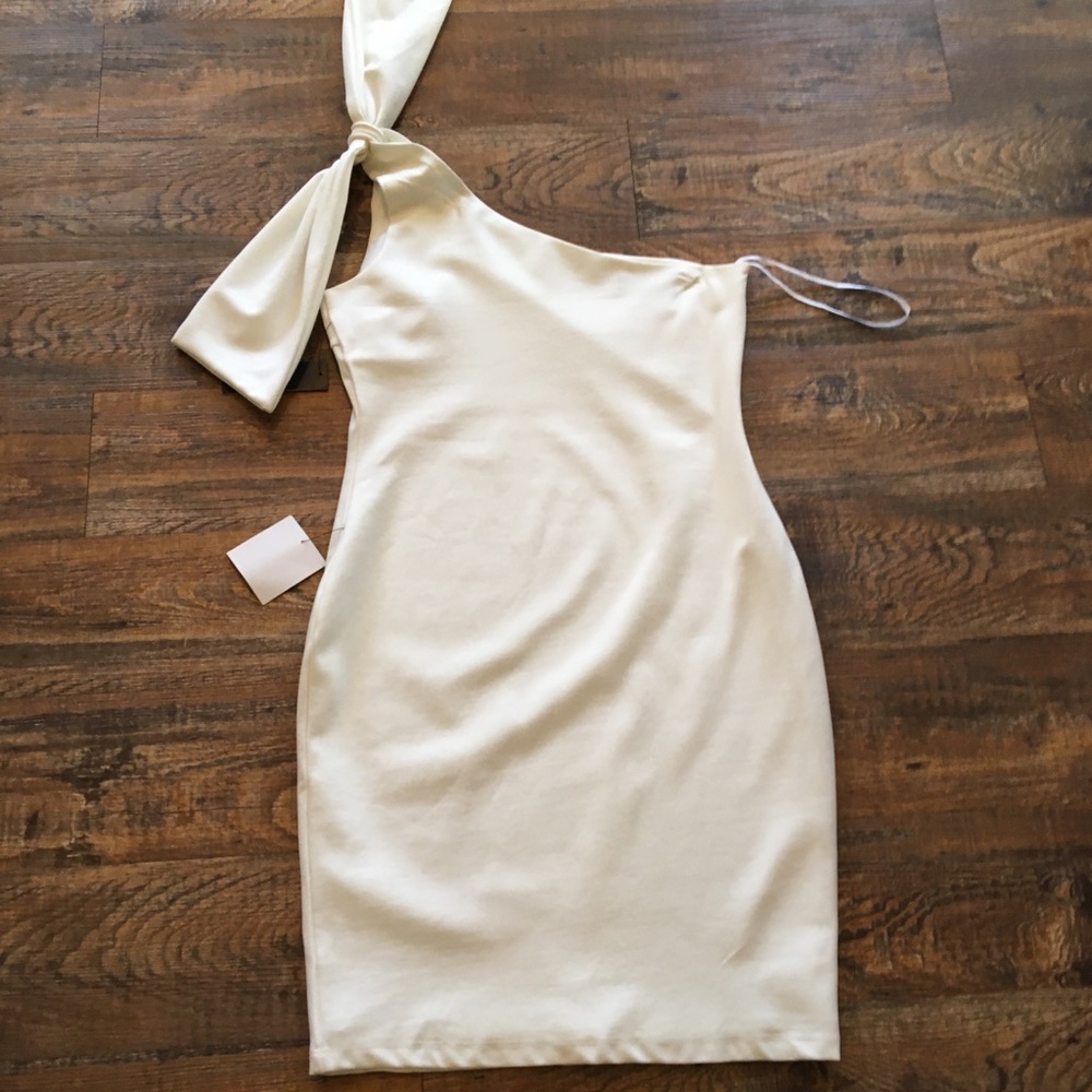 🔥Sale @ $17🔥White one shoulder dress - Picture 2 of 4